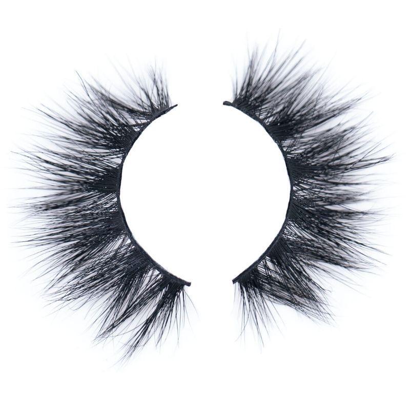 close up of Niko 5D mink lashes