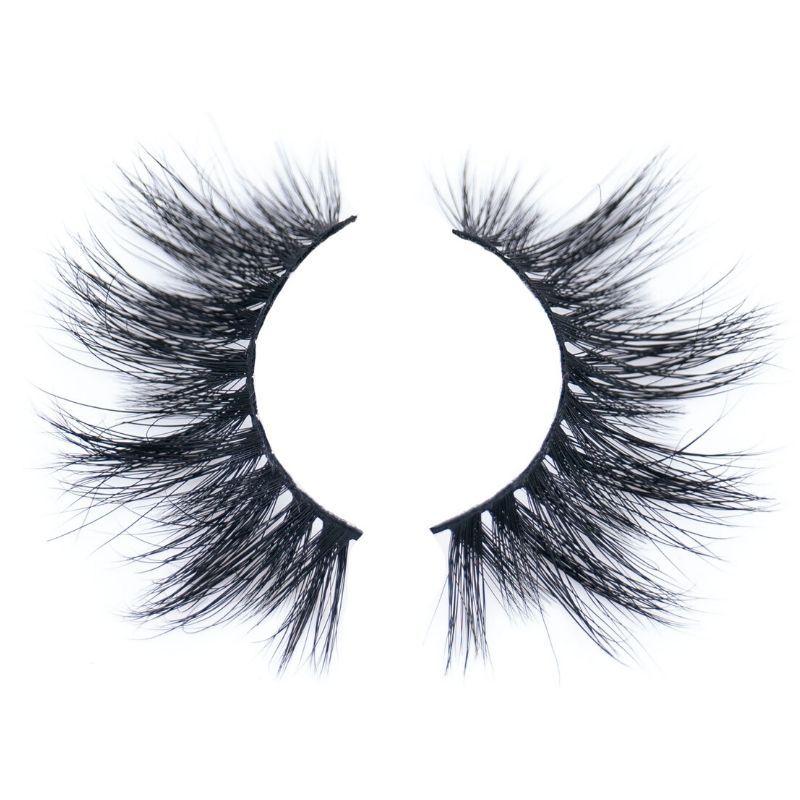 close up of Reese 5D mink lashes
